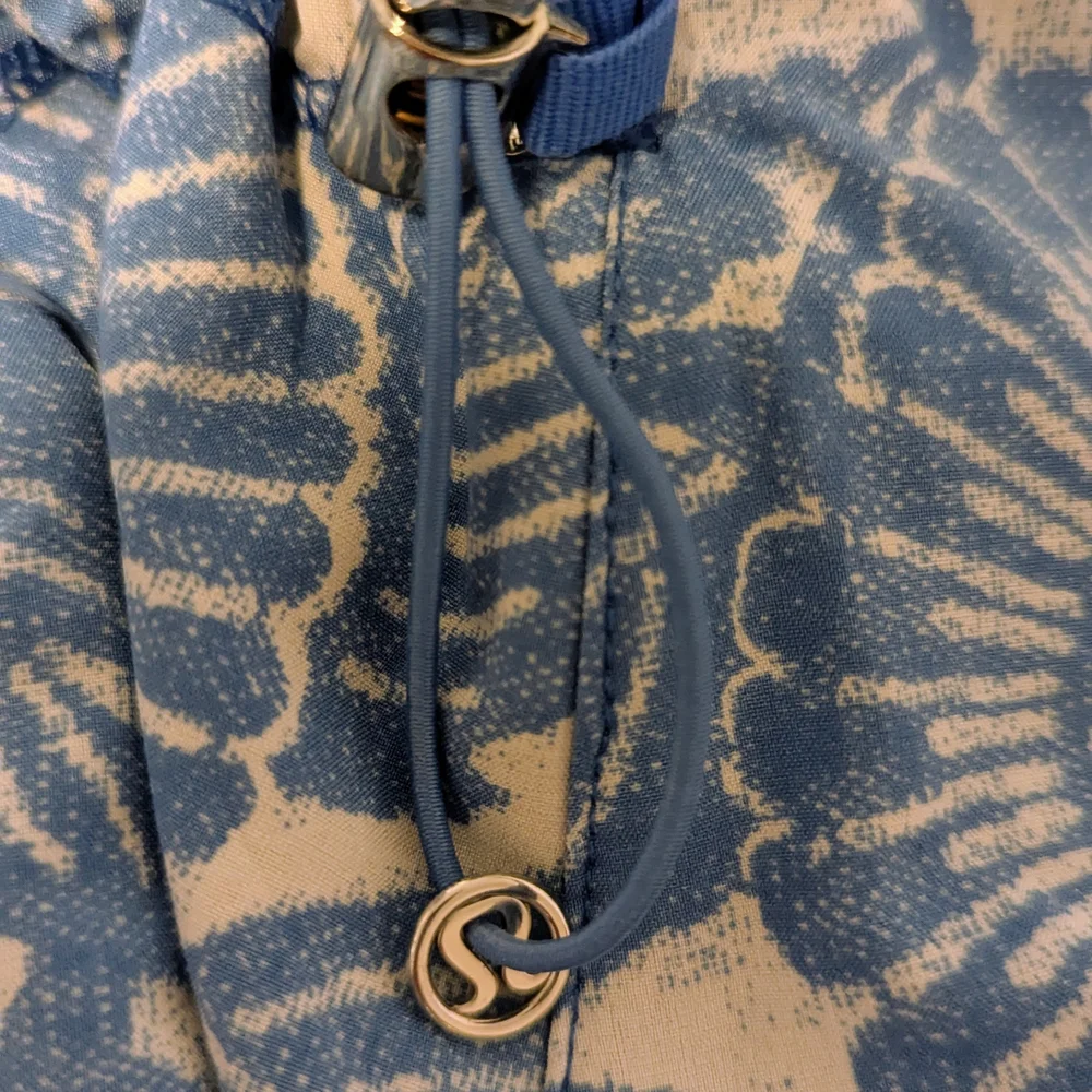 Lululemon Athletica Blue and White Patterned Utility Jacket - Picture 6 of 6